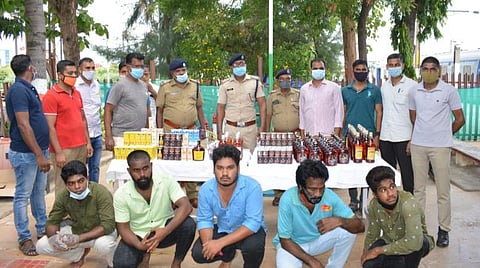 கர்நாடக மாநிலத்தில் இருந்து திருப்பத்தூர் மாவட்டத்துக்கு மது பாட்டில்கள் கடத்தி வந்த 8 பேர் கைது; ரயில்வே காவல் துறையினர் நடவடிக்கை