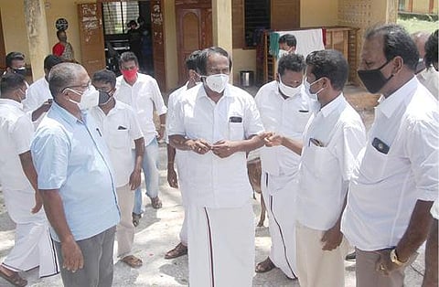 கன மழையால் பாதிக்கப்பட்டு பேச்சிப்பாறை அரசு பழங்குடியினர் உண்டு உறைவிட பள்ளியில் தங்க வைக்கப்பட்டுள்ள பொதுமக்களை சந்தித்து தேவையான அடிப்படை வசதிகள் குறித்து தகவல் தொழில்நுட்பத்துறை அமைச்சர் மனோதங்கராஜ் கேட்டறிந்தார்.