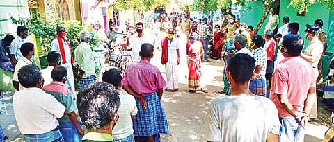 சங்கரன்கோவிலில் கஞ்சித்தொட்டி திறப்பு போராட்டத்துக்கு திரண்ட சிஐடியு தொழிற்சங்கத்தினரிடம் போலீஸார் பேச்சுவார்த்தை நடத்தினர்.