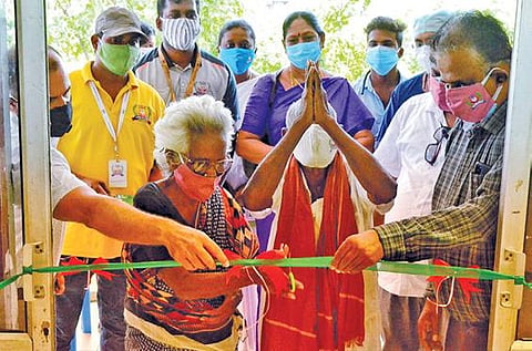 கோவளம் கிராமத்தில் கரோனா தடுப்பூசி முகாமை மூத்த குடிமக்கள் தொடங்கி வைத்தனர்.