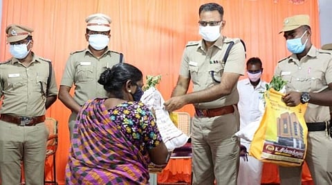 தூத்துக்குடி தாளமுத்துநகரில் நடைபெற்ற நிகழ்ச்சியில் ஏழை, எளிய மக்களுக்கு அரிசி பை மற்றும் காய்கறி தொகுப்பை எஸ்பி எஸ்.ஜெயக்குமார் வழங்கினார்.