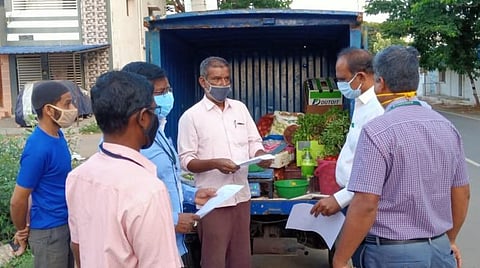 திருப்பத்தூர் மாவட்டத்தில் நடமாடும் வாகனம் மூலம் விற்பனை செய்யப்படும் காய்கறி வாகனங்களை வேளாண்மை இணை இயக்குநர் கி.ராஜசேகர் ஆய்வு செய்தார்.