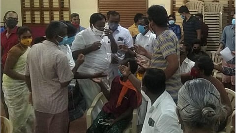 பெரியகுளம் அரசு மருத்துவமனையில் கரோனா தடுப்பூசி மையத்தில் சமூக இடைவெளியின்றி பலரும் நின்றதால் தொற்று பரவும் அபாயம் ஏற்பட்டது.