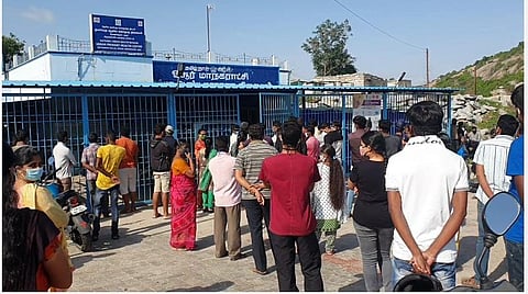ஓசூர் சீதாராம் மேடு தடுப்பூசி மையத்தில் தடுப்பூசி போட்டுக்கொள்ளக் காத்திருந்த பொதுமக்கள்.