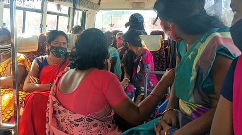 ஆம்பூரில் தோல் தொழிற்சாலைக்குச் சொந்தமான வேனில் அழைத்துச்செல்லப்படும் தொழிலாளர்கள்.