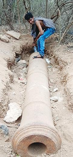 வேலூர் சைதாப்பேட்டை பகுதியில் உள்ள மலை கோட்டையில் மண்ணில் புதைந்திருந்த பீரங்கி.
