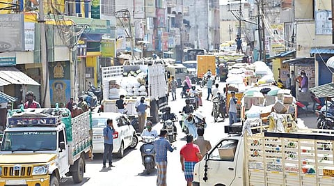 சேலம் செவ்வாய்பேட்டை பகுதியில் உள்ள மளிகை பொருட்கள் மொத்த விற்பனை கடைகள் நேற்று காலை திறக்கப்பட்டதை தொடர்ந்து, வழக்கமான நாட்களைபோல அங்கு பரபரப்பு நிலவியது.  படம்: எஸ்.குரு பிரசாத்