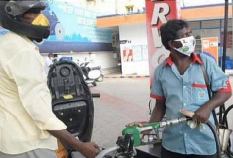 ஊரடங்கிலும் புதுச்சேரியில் மே மாதத்தில் பெட்ரோல், டீசல் விலை 17 முறை உயர்வு