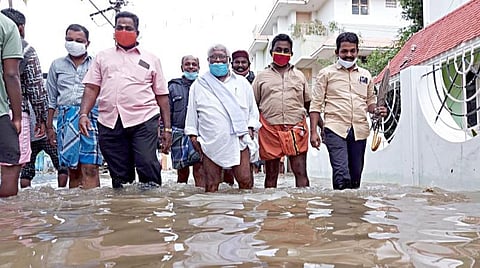 ஹாட் லீக்ஸ்: களத்தில் நிற்கும் காந்தி