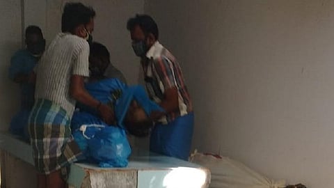 தேனி அரசு மருத்துவக் கல்லூரியில் சடலங்களுக்கான பேக்கிங் கிட் பற்றாக்குறை: முறையாக பேக் செய்யாததால் உறவினர்கள் சிரமம்