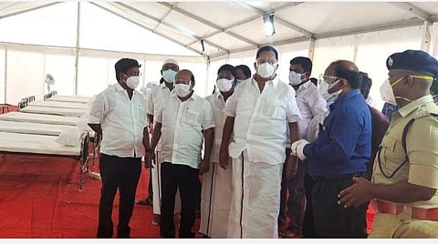 வாணியம்பாடி அரசு மருத்துவமனை வளாகத்தில் கூடாரம் அமைத்து அங்கு கூடுதலாக 100 படுக்கை வசதிகளுடன் கரோனா சிகிச்சை மையம் அமைக்கப்பட்டுள்ளதை அமைச்சர் ஆர்.காந்தி பார்வையிட்டு ஆய்வு செய்தார்.