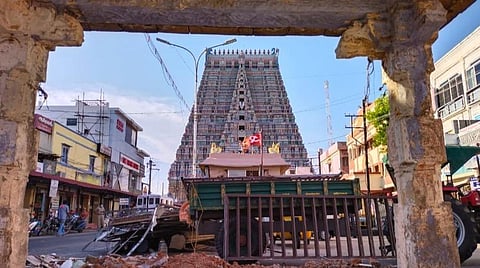 ஆக்கிரமிப்பை அகற்றிய பின்னர் வழிநடை மண்டபத்தின் வழியாக அழகுறக் காட்சியளிக்கும் ஸ்ரீரங்கம் ரங்கநாதர் திருக்கோயில் ராஜகோபுரம்.  