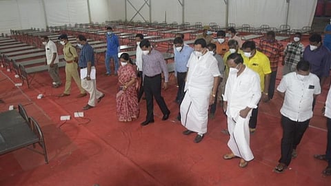 வேலூர் அரசு மருத்துவக் கல்லூரி மருத்துவமனையில் அமைக்கப்பட்டு வரும் தற்காலிக படுக்கை வசதிகள் தொடர்பான பணிகளை ஆய்வு செய்த அமைச்சர் ஆர்.காந்தி.
