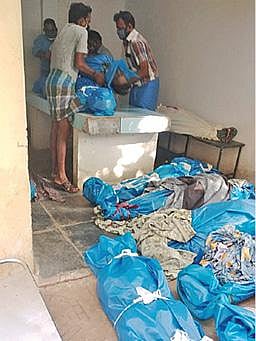 தேனியில் கரோனாவால் இறந்தவர்களின் உடலை பேக் செய்யும் கிட்களுக்கு தட்டுப்பாடு: பிளாஸ்டிக்கில் கட்டப்படும் உடல்கள்