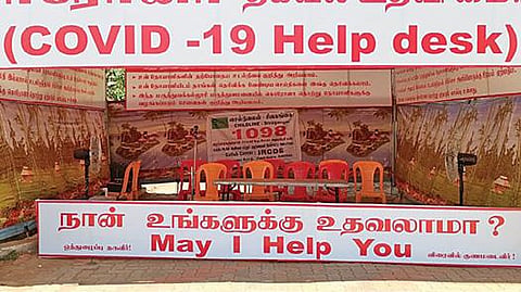 சிவகங்கை அரசு மருத்துவக் கல்லூரி மருத்துவமனை வளாகத்தில் ஆளே இல்லாத கரோனா தகவல் உதவி மையம்.