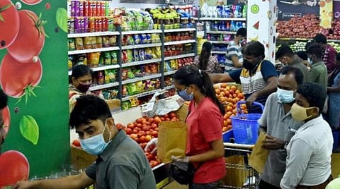 நடமாடும் கடைகளில் மளிகை பொருட்களை அதிக விலைக்கு விற்றால் நடவடிக்கை: அமைச்சர் பி.கே.சேகர்பாபு எச்சரிக்கை