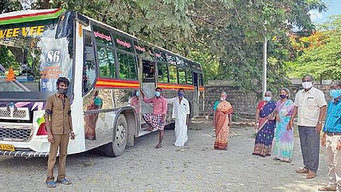 கோவை கொடிசியா கரோனா சிகிச்சை மையத்திலிருந்து வீடு திரும்புவோருக்காக நேற்று தொடங்கிய இலவச பேருந்து சேவை.