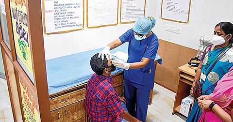 சென்னை ராஜீவ் காந்தி அரசு மருத்துவமனையில் கருப்பு பூஞ்சை நோய் கண்டறி வதற்கான புறநோயாளிகள் பிரிவு தொடங்கப்பட்டுள்ளது.படம்: பு.க.பிரவீன்