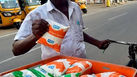 ஆவின் பால் விலை குறைப்பால் 2 லட்சம் லிட்டர் கூடுதலாக விற்பனை: பால்வளத் துறை அமைச்சர் நாசர் தகவல்