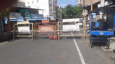 ஊரடங்கில் வீணாகச் சுற்றுபவர்களைக் கட்டுப்படுத்த கரூரில் தெருக்கள் அடைப்பு: சிலிண்டர் விநியோகிப்போர் அவதி