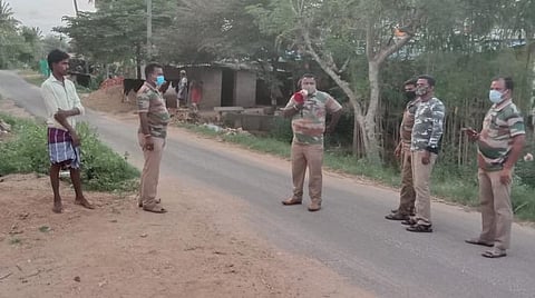 ஓசூர் வனச்சரகம் கும்பளம் காப்புக்காட்டில்  கர்நாடக யானைகள் முகாமிட்டுள்ள தகவலை வனம் சார்ந்த கிராமங்களில் ஒலிப்பெருக்கி மூலமாக எச்சரித்து விழிப்புணர்வு ஏற்படுத்தும் பணியில் ஈடுபட்டுள்ள வனத்துறையினர்.