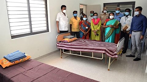தூத்துக்குடி ஆறுமுகசாமி அன்பு ஆசிரமத்தில் அமைக்கப்பட்டுள்ள குழந்தைகளுக்கான சிறப்பு கரோனா பாதுகாப்பு மையத்தை அமைச்சர் பெ.கீதாஜீவன் பார்வையிட்டு ஆய்வு செய்தார். உடன் மாவட்ட ஆட்சியர் கி.செந்தில் குமார், எஸ்பி எஸ்.ஜெயக்குமார் உள்ளிட்டோர். படம்: என்.ராஜேஷ்