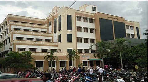 ஆம்புலன்ஸில் காத்திருக்கும் தொற்றாளர்களுக்கு தனி மருத்துவர் குழு மூலம் சிகிச்சை: சேலம் அரசு மருத்துவமனை டீன் தகவல்