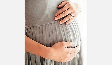 மகப்பேறு விடுமுறை முடிந்தாலும் பெண் ஊழியர்கள் வீட்டிலிருந்தே பணியாற்ற அனுமதிக்க வேண்டும்: மாநில அரசுகளுக்கு மத்திய அரசு அறிவுறுத்தல்
