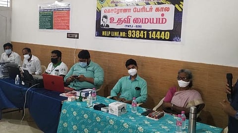 சிவகங்கை பேருந்து நிலையம் அருகே தவ்ஹீத் ஜமாஅத் சார்பில் திறக்கப்பட்ட கரோனா கட்டுப்பாட்டு உதவி மையம்.