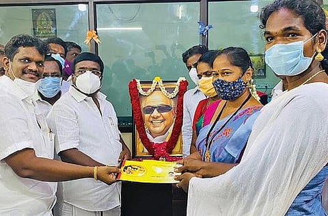 மறைந்த முன்னாள் தமிழக முதல்வர் கருணாநிதி பிறந்தநாளையொட்டி முதலியார்பேட்டை தொகுதியில் உள்ள திருநங்கைகளுக்கு உதவித்தொகை வழங்கும் திட்டத்தை தொடங்கி வைக்கும் தெற்கு மாநில அமைப்பாளர் சிவா எம்எல்ஏ, தொகுதி எம்எல்ஏ சம்பத்.