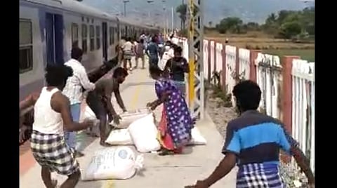 சோமநாயக்கன்பட்டி ரயில் நிலையத்தில் ரயில் மூலம் ரேஷன் அரிசி மூட்டைகளைக் கடத்திச் செல்லும் காட்சி.