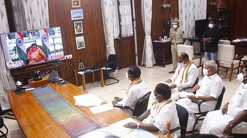 புதுச்சேரி ராஜ்நிவாஸில் மனு தர சென்று காங்கிரஸாருடன் காணொலி மூலம் தெலுங்கானாவில் இருந்து உரையாடும் ஆளுநர் தமிழிசை.