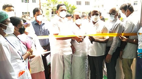 வாலாஜா அரசு தலைமை மருத்துவமனையில் கூடுதல் படுக்கைகள் கொண்ட கரோனா சிகிச்சை மையத்தைத் தொடங்கி வைத்த அமைச்சர் மா.சுப்பிரமணியன்.