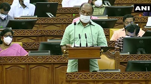 கேரள நிதியமைச்சர் பாலகோபால் பட்ஜெட்டைத் தாக்கல் செய்த காட்சி | படம்: ஏஎன்ஐ.