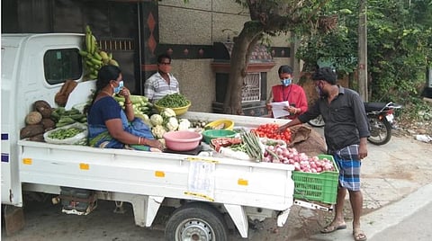 ஓசூர் மாநகராட்சியில் நடமாடும் காய்கறி மற்றும் பழவகைகள் விற்பனையை நேரில் பார்வையிட்டு ஆய்வு மேற்கொண்ட வேளாண் வணிகத்துறை உழவர் சந்தை நிர்வாக அலுவலர் சுமிதா.