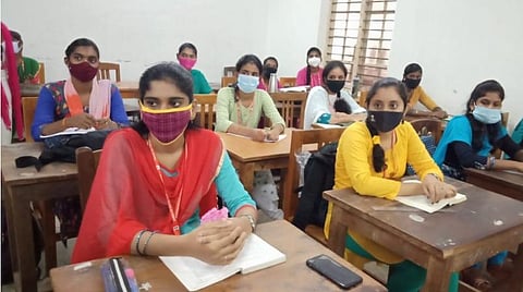 விரைவில் கல்லூரி ஆன்லைன் வகுப்புகளுக்கான புதிய விதிமுறைகள்: குழு அமைப்பு