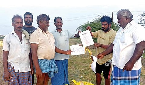 காஞ்சிபுரம் அருகேயுள்ள நத்தபேட்டையில் வேளாண் சட்ட நகல்களை எரித்துப் போராட்டத்தில் ஈடுபட்ட விவசாயிகள் சங்கத்தினர்.