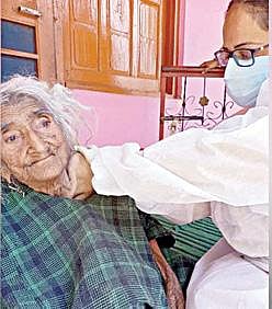 காஷ்மீரில் 124 வயது மூதாட்டிக்கு கரோனா வைரஸ் தடுப்பூசி: உலகின் வயதான பெண்மணியா?
