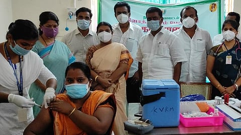 கரோனா சிகிச்சைக்காக அரசு மருத்துவமனையாக மாற்றப்பட்ட விளாத்திகுளம் எம்எல்ஏ அலுவலகத்தை கனிமொழி எம்.பி. திறந்து வைத்து, தடுப்பூசி போடும் பணிகளை பார்வையிட்டார்.