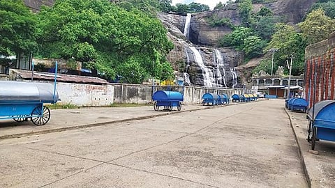 ஊரடங்கால் குற்றாலம் அருவிகளில் குளிக்க தடை விதிக்கப்பட்டுள்ளது. தண்ணீர் ஆர்ப்பரித்தும் சுற்றுலா பயணிகள் வருகையின்றி பிரதான அருவிப்பகுதியும், கடைகள் அனைத்தும் அடைக்கப்பட்டுள்ளதால் கடை வீதியும் வெறிச்சோடி காணப்படுகின்றன.