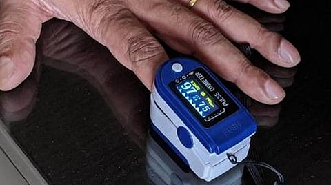 வீடுகளில் தனிமைப்படுத்தப்பட்டு இருக்கும் கரோனா நோயாளிகளுக்கு பல்ஸ் ஆக்சிமீட்டர்: சென்னை மாநகராட்சி சார்பில் விநியோகம்