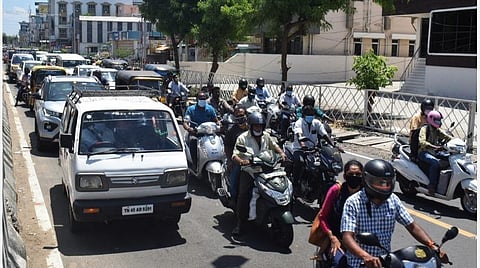 தளர்வுகளுடன் ஊரடங்கு: திருச்சி சாலைகளில் வாகனப் போக்குவரத்து அதிகரிப்பு