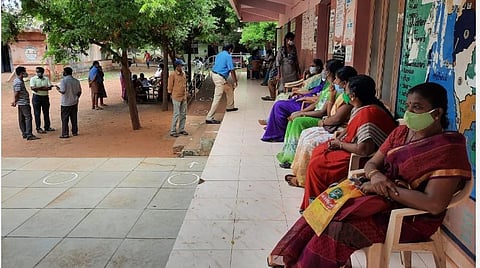 காரைக்குடி சுபாஷ் நகர் பள்ளியில் தடுப்பூசி செலுத்திக்கொள்ளக் காத்திருந்த ஆசிரியர்கள்.
