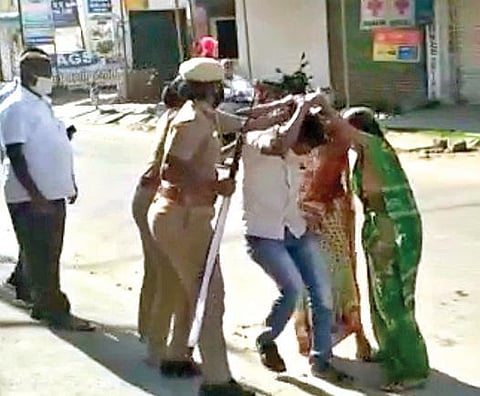 திருப்பத்தூர் எஸ்பி அலுவலகம் முன்பாக விவசாய நிலம் அபகரிப்பு தொடர்பாக புகார் அளிக்க வந்த விவசாயி தனது குடும்பத்தினருடன் தீக்குளிக்க முயன்றனர். அப்போது, அவர்களை அங்கிருந்த காவலர்கள் தடுத்து நிறுத்தினர்.