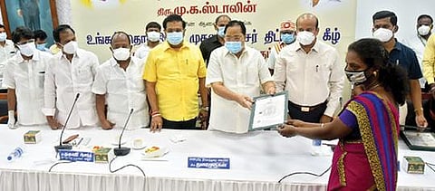 வேலூர் மாவட்ட ஆட்சியர் அலுவலகத்தில் நடைபெற்ற நிகழ்ச்சியில் நலத்திட்ட உதவி  களை அமைச்சர் துரைமுருகன் வழங்கினார். அருகில், மாவட்ட ஆட்சியர் சண்முக சுந்தரம், நாடாளுமன்ற உறுப்பினர் கதிர்ஆனந்த், சட்டப்பேரவை உறுப்பினர்கள் கார்த்திகேயன், நந்தகுமார், ஈஸ்வரப்பன் உள்ளிட்டோர். படம்: வி.எம்.மணிநாதன்.
