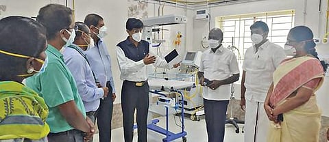 நாமக்கல் அரசு மருத்துவமனையில் குழந்தைகளுக்கான கரோனா சிறப்பு சிகிச்சை மையத்தை சுகாதாரத் துறை அமைச்சர் மா.சுப்பிரமணியன் திறந்து வைத்து பார்வையிட்டார். அருகில் சுற்றுலாத் துறை அமைச்சர் மா.மதிவேந்தன், சுகாதாரத் துறை செயலர் ராதாகிருஷ்ணன்.