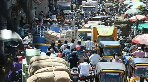 தமிழகத்தில் தளர்வுகளுடன் கூடிய முழு ஊரடங்கு அமலுக்கு வந்தது; போக்குவரத்து அதிகரிப்பு; கடைகளில் குவிந்த மக்கள்: குறைந்துவரும் தொற்று மீண்டும் அதிகரிக்கும் என ஆர்வலர்கள் எச்சரிக்கை