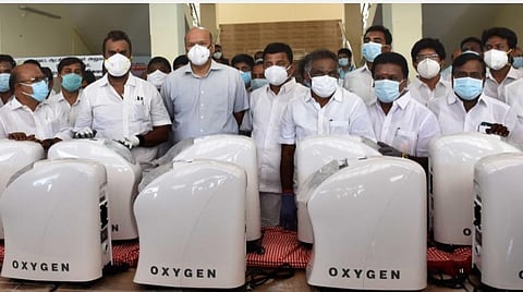 அதிமுக சார்பில் 25 ஆக்சிஜன் செறிவூட்டுகள் கருவிகளை எம்எல்ஏ எஸ்.பி.வேலுமணி தலைமையில் மாவட்ட ஆட்சியர் எஸ்.நாகராஜனிடம் இன்று வழங்கிய எம்எல்ஏக்கள். | படம்:ஜெ.மனோகரன்.