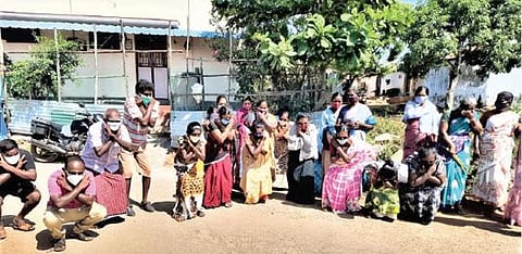 தனியார் நிதி நிறுவனங்கள் மீது நடவடிக்கை எடுக்க வலியுறுத்தி கோவில்பட்டி அருகே மந்தித்தோப்பில்  தோப்புக் கரணம் போட்டு போராட்டத்தில் ஈடுபட்ட பெண்கள்.