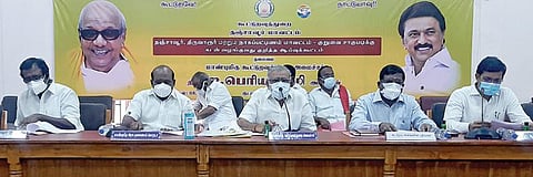 தஞ்சாவூரில் நடைபெற்ற குறுவை சாகுபடிக்கு கடன் வழங்குவது தொடர்பான ஆய்வுக் கூட்டத்தில் பேசுகிறார்  மாநில கூட்டுறவுத் துறை அமைச்சர் ஐ.பெரியசாமி. உடன், அரசு தலைமைக் கொறடா கோவி.செழியன், நாடாளுமன்ற உறுப்பினர் எஸ்.எஸ்.பழநிமாணிக்கம்,  ஆட்சியர் கோவிந்தராவ் உள்ளிட்டோர்.